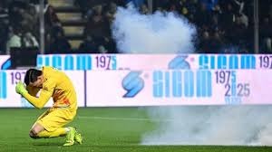 旭旭宝宝粉丝见面会，送出30枚金币，结果二手平台马上有人高价售卖